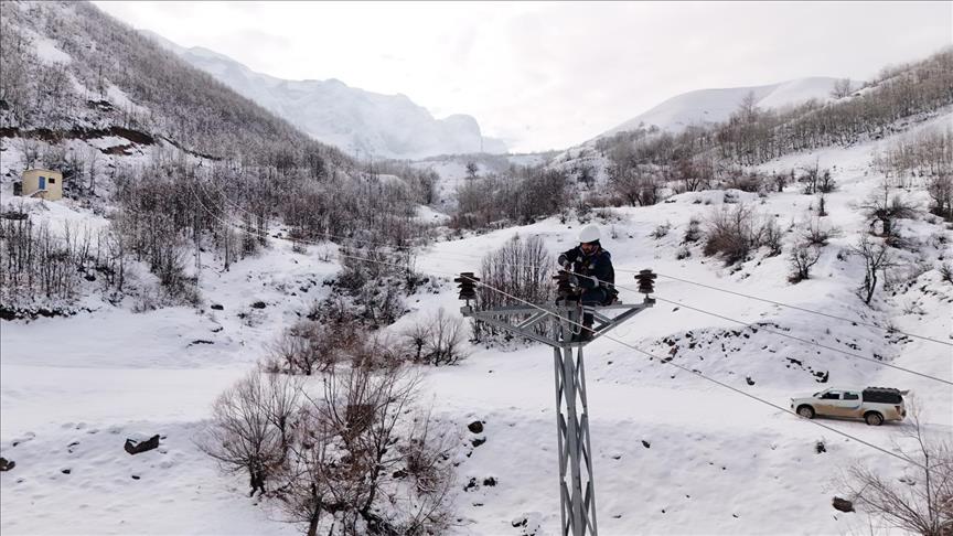  Çoruh EDAŞ ve Fırat EDAŞ yoğun kar yağışına rağmen kesintisiz enerji için sahada