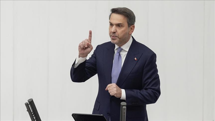 Bakan Bayraktar'dan sınır hattında terör örgütü YPG/SDG yandaşlarının Türk bayrağına saldırısına ilişkin açıklama: