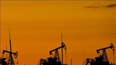 Oil prices extend gains on trade tensions, geopolitical risks