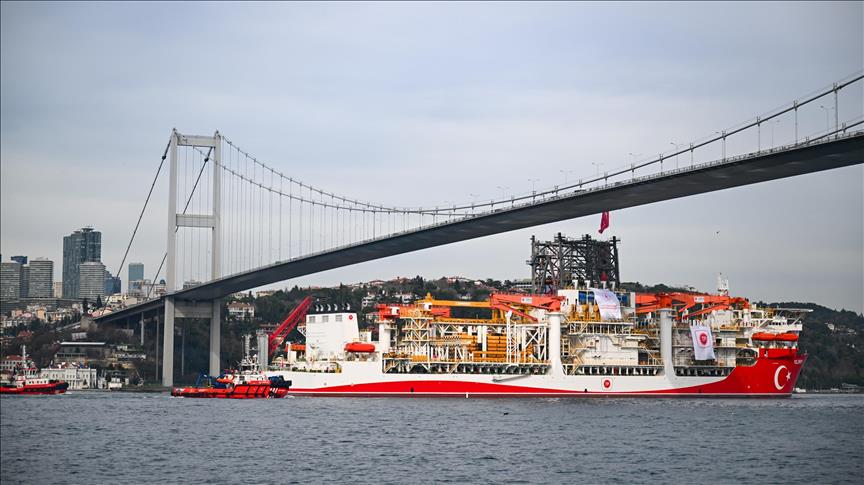 Türkiye'nin enerji filosuna eklenen ultra derin deniz sondaj gemisi "Yıldırım" İstanbul Boğazı'ndan geçti