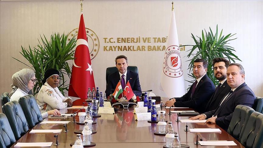 Bakan Bayraktar, Nijer Cumhuriyeti Ankara Büyükelçisi Adama Gazibo ile buluştu