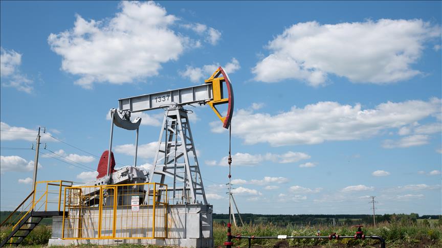 Oil prices slip as US-Iran talks ease tensions, inventory draw limits losses