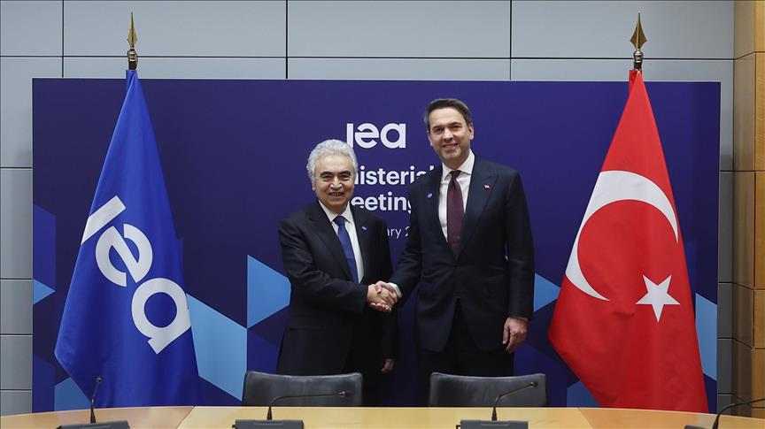 Bakan Bayraktar ve IEA Başkanı Birol, Paris'te Türkiye'nin enerji dönüşümü yol haritasını görüştü