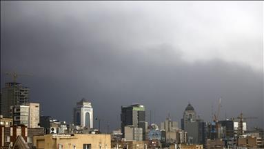 Petrol depolarının vurulmasının ardından Tahran’ın gökyüzünü siyah bulutlar kapladı