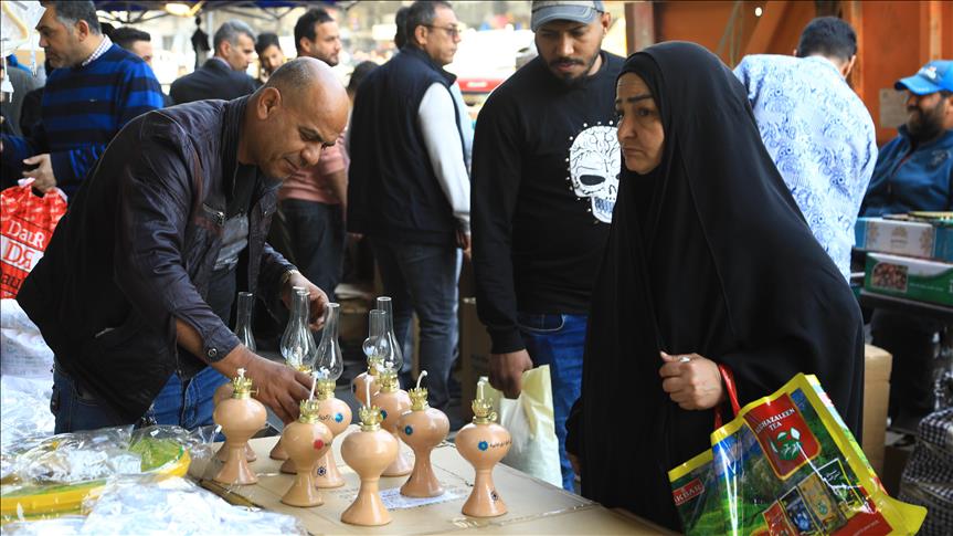 Irak'ta artan elektrik kesintileri nedeniyle halk "lale" lambalarına yöneldi
