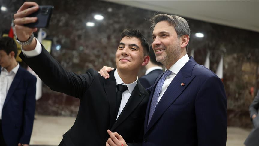 Enerji ve Tabii Kaynaklar Bakanı Bayraktar, Ankara'da lise öğrencileriyle iftarda bir araya geldi: