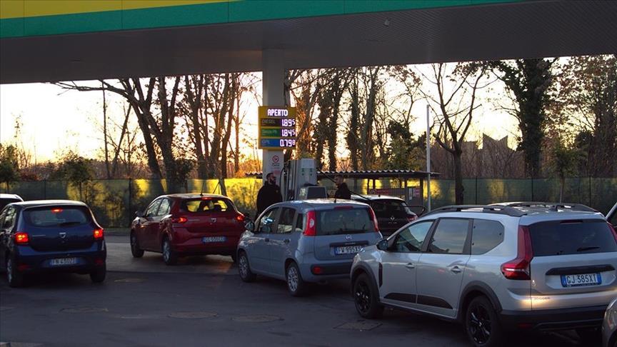 İtalya'da hükümet akaryakıt fiyatlarında geçici vergi indirimine gitti