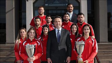 Avrupa şampiyonasında madalya alan milli güreşçiler, Bakan Bayraktar'ı ziyaret etti  