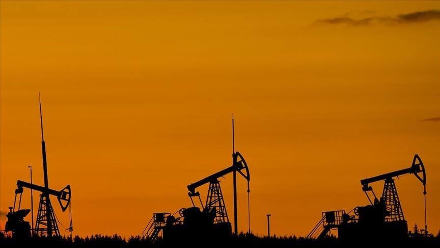 Oil slides 5% on initial US-Iran deal, easing Strait of Hormuz fears