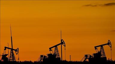 Oil slides 5% on initial US-Iran deal, easing Strait of Hormuz fears