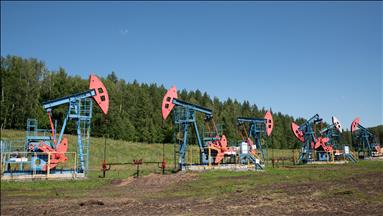 Oil jumps nearly 5% as Russia sanction prospects deepen supply concerns