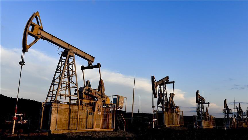 Oil heads for weekly gain as US-Iran tensions lift supply risks