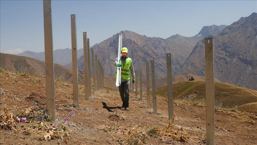 Hakkari'nin güneşini değerlendirmek için 10 megavat kapasiteli GES kurulumuna başlandı