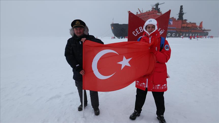 Uluslararası keşif gezisine katılan Türk genç, Kuzey Kutbu'nda Türk bayrağını dalgalandırdı