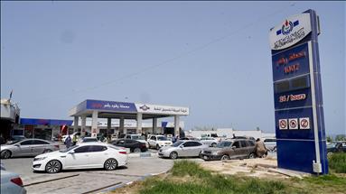Petrol zengini Libya’da yakıt krizi benzin istasyonlarında uzun araç kuyruklarına neden oldu