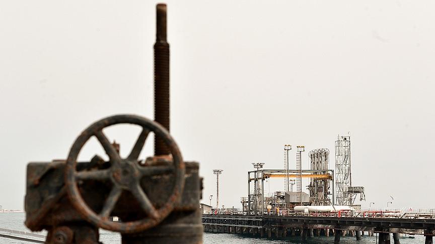 Oil set to end week lower as Saudi export options ease supply concerns