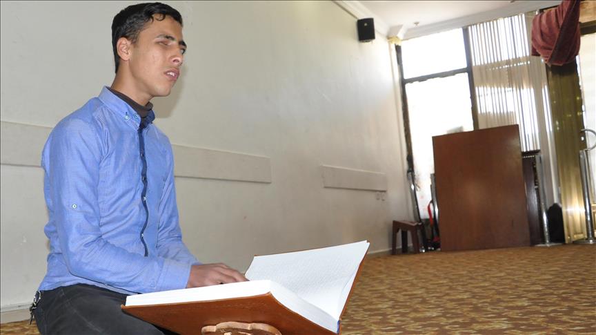 Suriye'de devam eden iç savaştan kaçarak ailesiyle Türkiye'ye sığınan 17 yaşındaki görme engelli Muhammed Atiye, aşkla bağlandığı Kur'an-ı Kerim'i "gönül gözüyle" ezberleyerek, karanlık dünyasını aydınlığa çeviriyor. ( Müzahim Zahid Tüzün - Anadolu Ajansı )