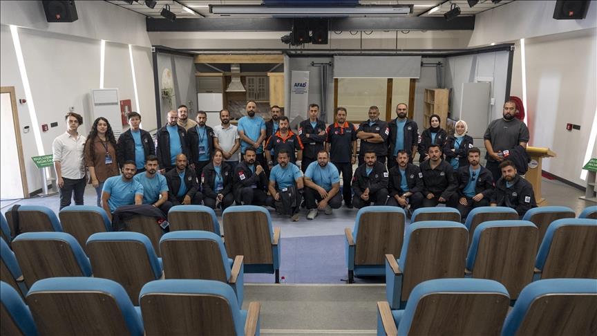 AA'nın savaş muhabirliği eğitiminde "kişisel güvenlik sızma parkuru" dersi verildi