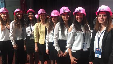 Genç kadın mühendis adayları pembe baret taktı