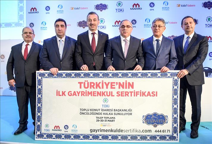 Türkiye’de ilk kez Başbakanlık Toplu Konut İdaresi Başkanlığı (TOKİ)  öncülüğünde Makro İnşaat’ın Park Mavera 3 projesinde uygulanacak gayrimenkul sertifikası sistemi düzenlenen bir toplantıyla tanıtıldı. Toplantıya, Sermaye Piyasası Kurulu (SPK) Başkanı Vahdettin Ertaş (sağ 2), TOKİ Başkanı Mehmet Ergün Turan (sağ 3), Makro İnşaat Yönetim Kurulu Başkanı Ercan Uyan (sol 3), Vakıf Yatırım Genel Müdürü Kemal Şahin (sağda), Borsa İstanbul Yönetim Kurulu Başkan Vekili ve Genel Müdürü Osman Saraç (sol 2) katıldı. ( TOKİ - Anadolu Ajansı )