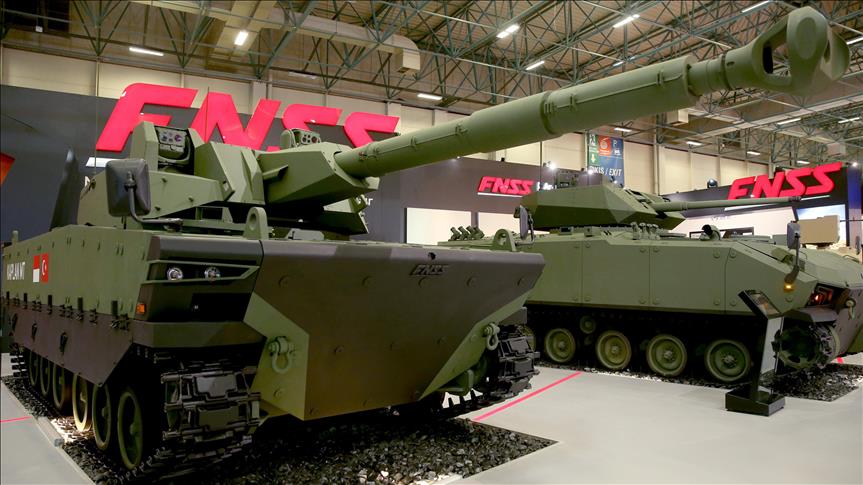 Savunma sanayisinde son dönemde geliştirilen pek çok ürünün yer aldığı 13. Uluslararası Savunma Sanayii Fuarı’nda (IDEF 2017) FNSS'nin Endonezyalı partneriyle ortak geliştirdiği orta ağırlık sınıfı tankın prototipi ilk kez sergilendi. ( İslam Yakut - Anadolu Ajansı )