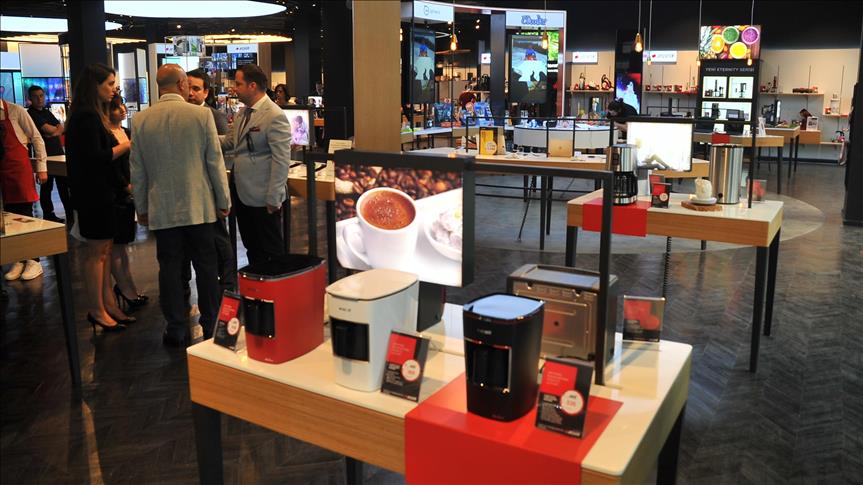 Arçelik, deneyim odaklı "yeni nesil" ilk mağazasını İzmir'in Balçova ilçesindeki bir alışveriş merkezinde açtı.  ( Eşber Ayaydın - Anadolu Ajansı )