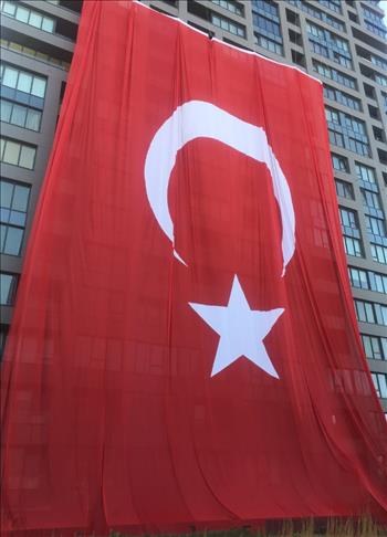 Akfen'den 2 bin 400 metrekarelik Türk bayrağı