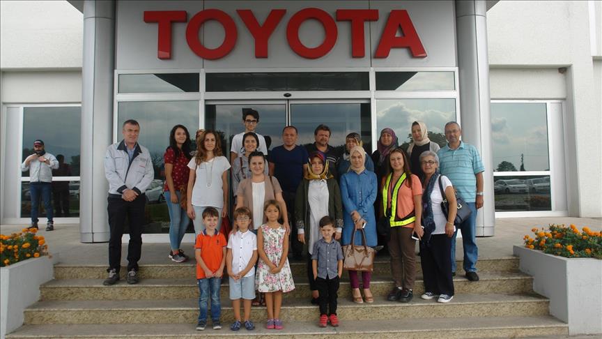 Toyota çalışanlarının aileleri fabrikayı gezdi