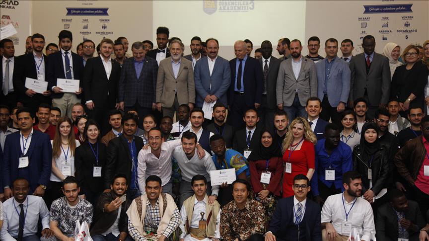 MÜSİAD Ankara Uluslararası Öğrenciler Akademisi öğrencilerine sertifika 