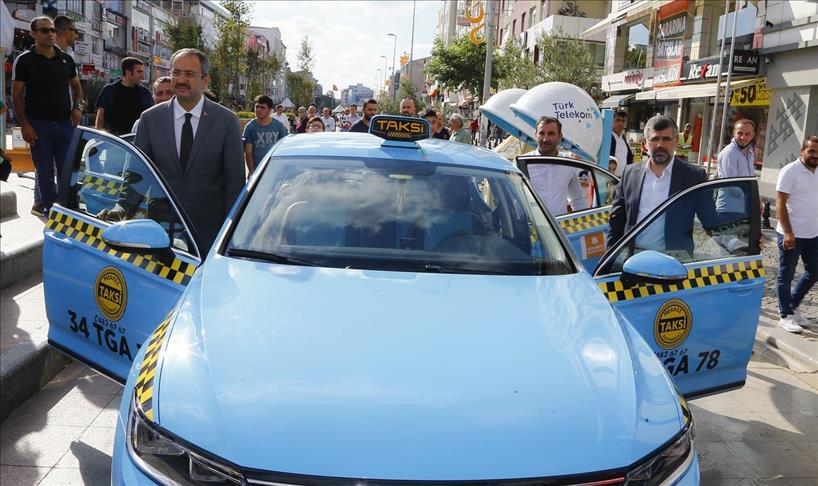 Sultanbeyli'nin "kırmızı taksileri" turkuaza dönüştü 