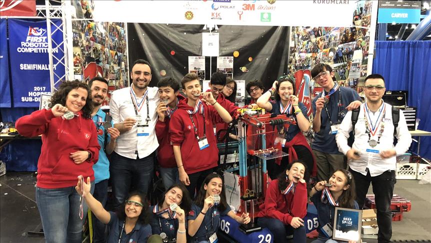 Darüşşafakalı gençler ürettikleri robot ile ödüle layık görüldü