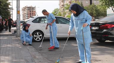 Sağlık çalışanları sokakları temizledi 
