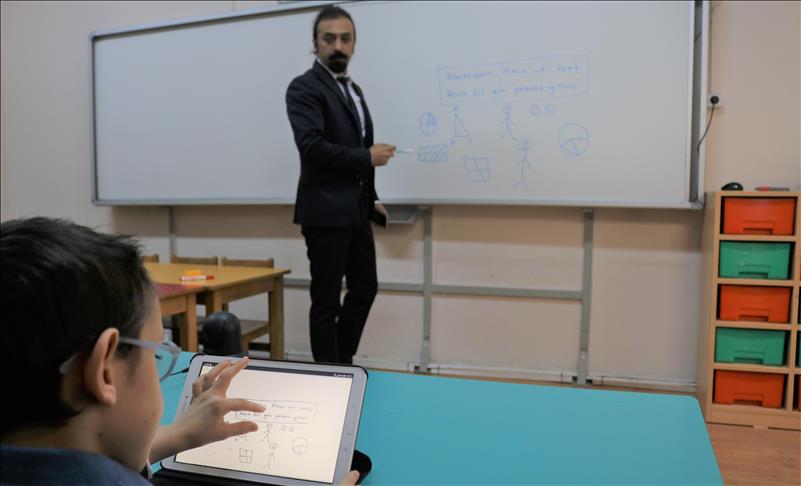 Türk Telekom, az gören öğrencilerin derslerini "aydınlatacak"