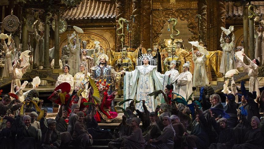 Met Opera perdesi "Turandot" ile açılıyor 