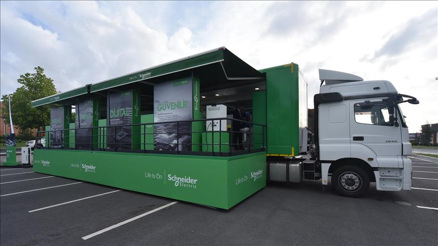 Schneider Electric "İnovasyon Tır"ı İzmir'deydi
