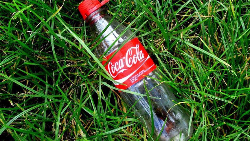 Denizdeki plastiklerden Coca-Cola şişesi üretildi