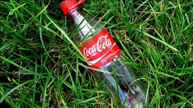 Denizdeki plastiklerden Coca-Cola şişesi üretildi