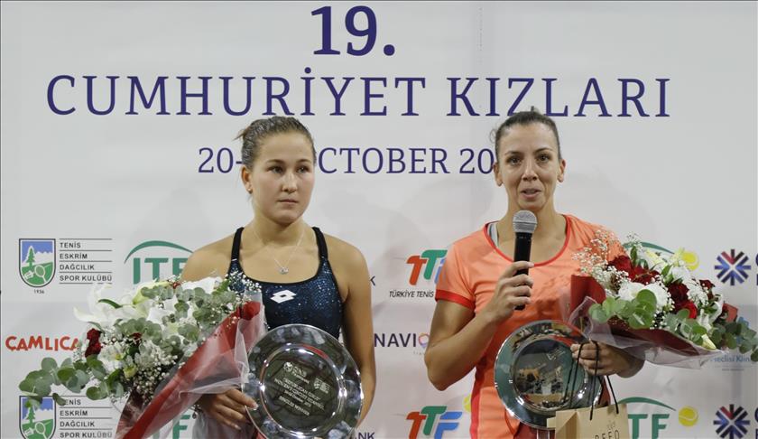 Milli tenisçi Pemra Özgen, ikincilik kupasını aldı