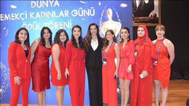 Yeditepe Üniversitesi'nden kadın destekçisi isimlere ödül 
