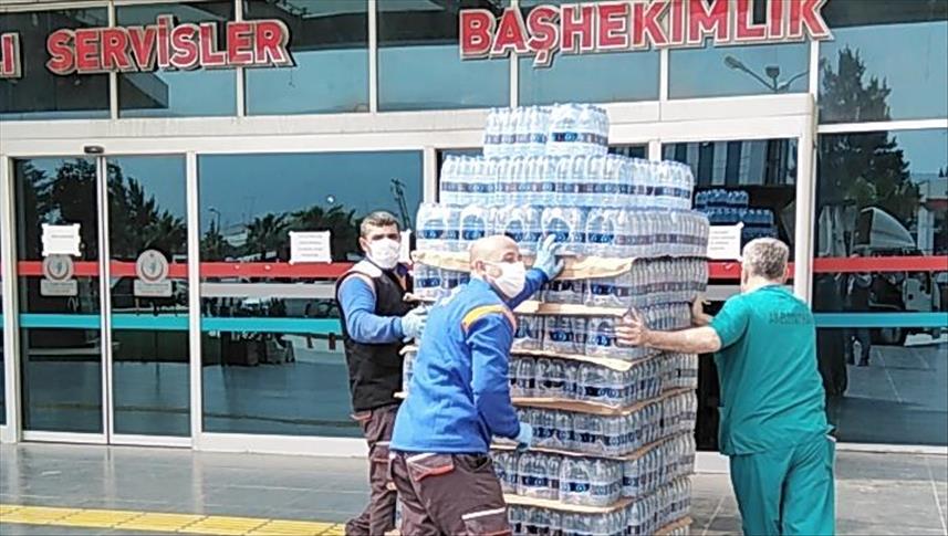 Pürsu sağlık çalışanlarının acil su ihtiyacını karşılıyor 