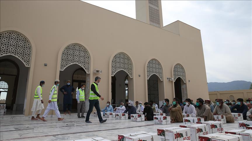 Albayrak Grubu'ndan Pakistan'da 5 bin aileye gıda yardımı