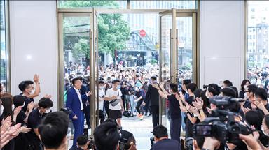 Dünyanın en büyük Huawei mağazası Şanghay'da açıldı