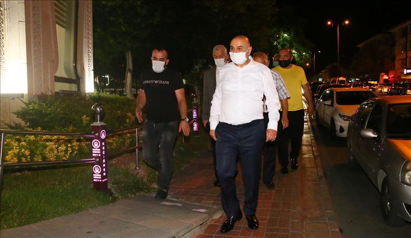 Keçiören Belediye Başkanı Turgut Altınok, ilçede gece denetimleri yapıyor