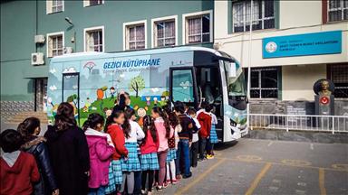 Anadolu Isuzu,gezici kütüphanesiyle okulları ziyaret etmeyi sürdürüyor