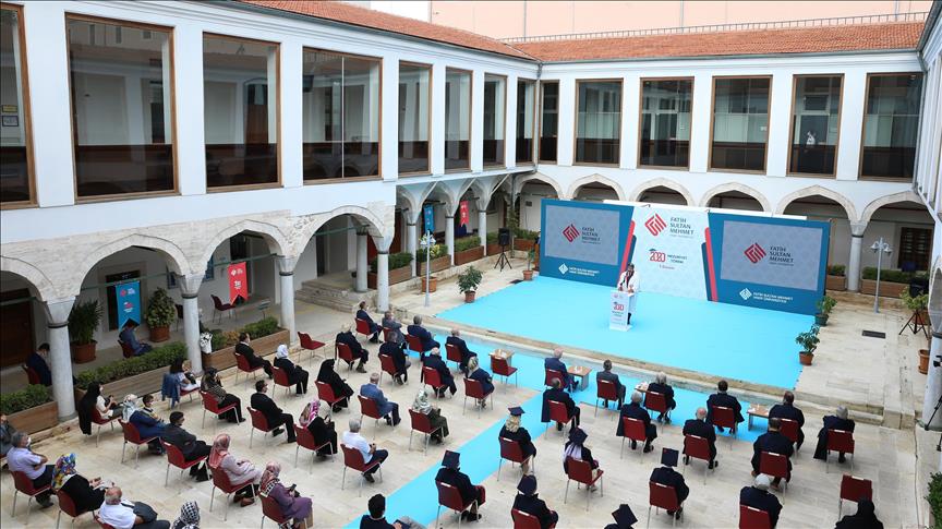 Fatih Sultan Mehmet Vakıf Üniversitesi’nden Kovid-19 önlemlerine uygun mezuniyet töreni