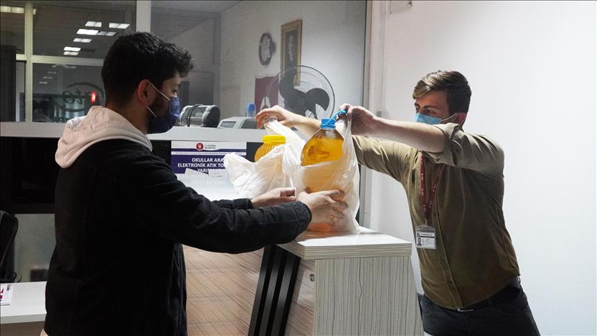Keçiören Belediyesi atık yağları getirenlere çanta hediye ediyor