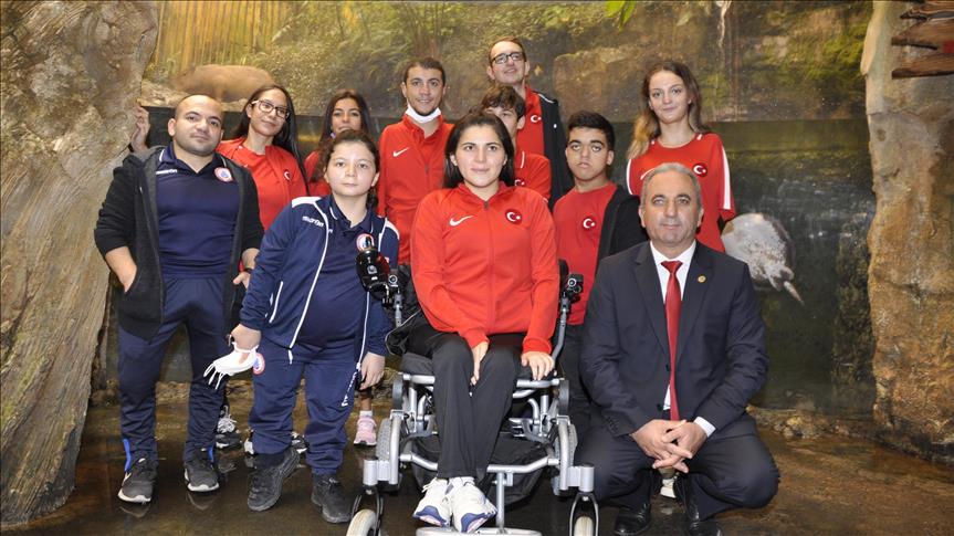 Türkiye Paralimpik Yüzme Milli Takımı'ndan İstanbul Akvaryum'a ziyaret 