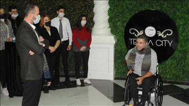 Otel çalışanlarından, engelli sanatçı Öztürk'e tekerlekli sandalye