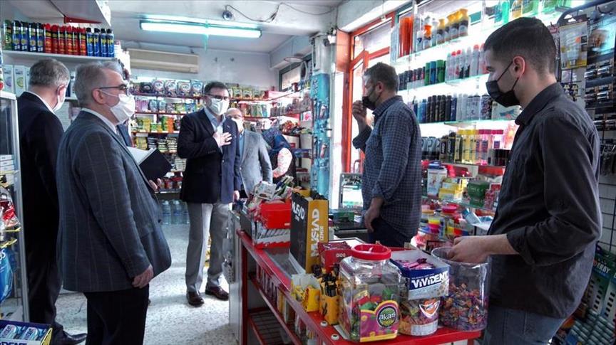 İzmir'de MÜSİAD üyeleri, bazı vatandaşların bakkal borçlarını üstlendi