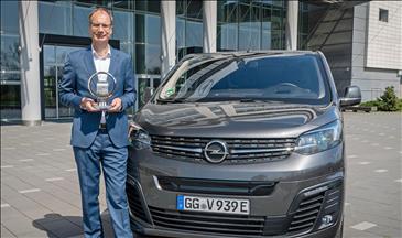 Yeni Opel Vivaro-e'nin IVOTY Ödülü, Opel CEO'su Lohscheller'e verildi